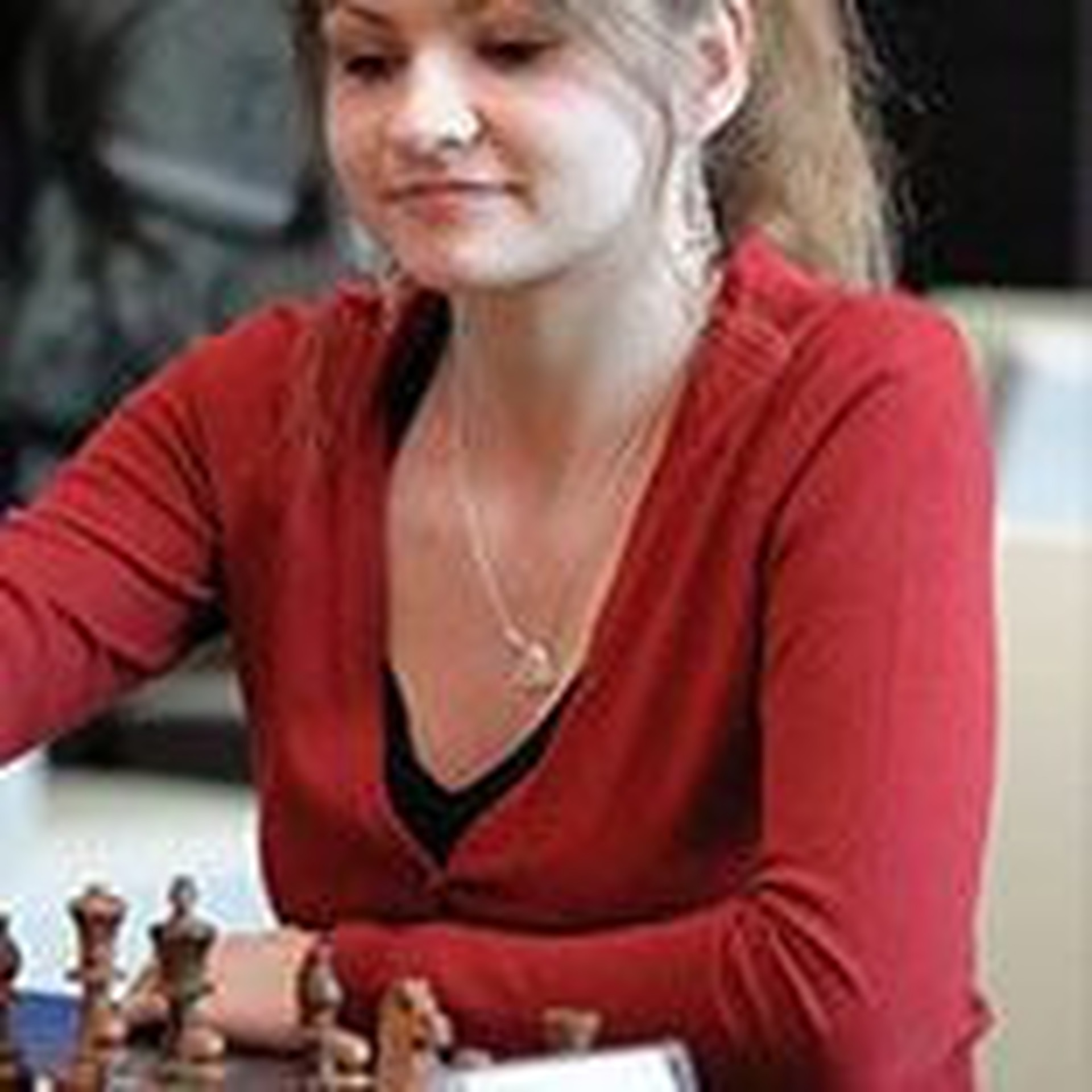 Zdjecie przedstawia Katarzynę jak gra w szachy