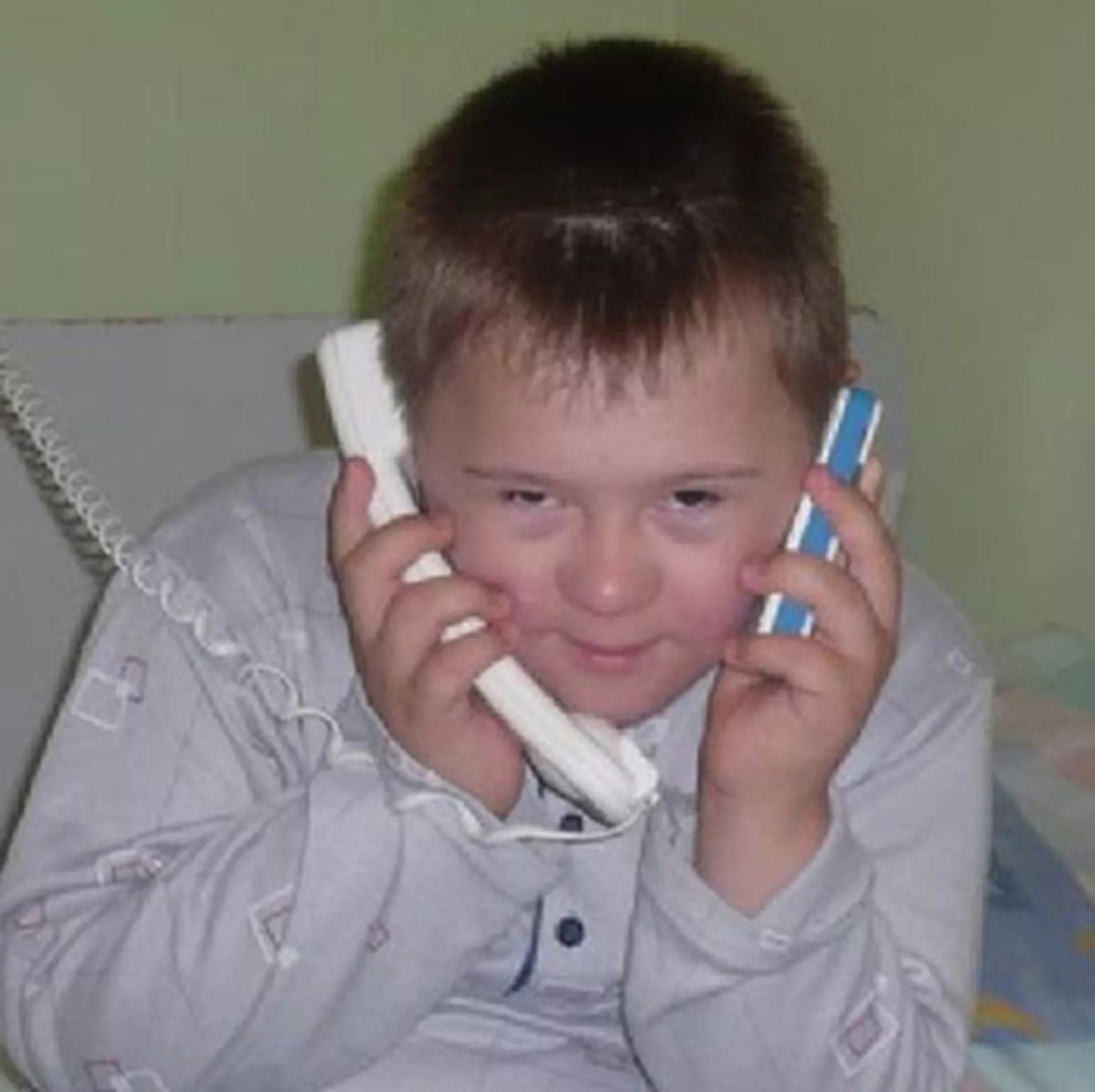 Zdjęcie przedstawia Marcina trzymającego dwa telefony