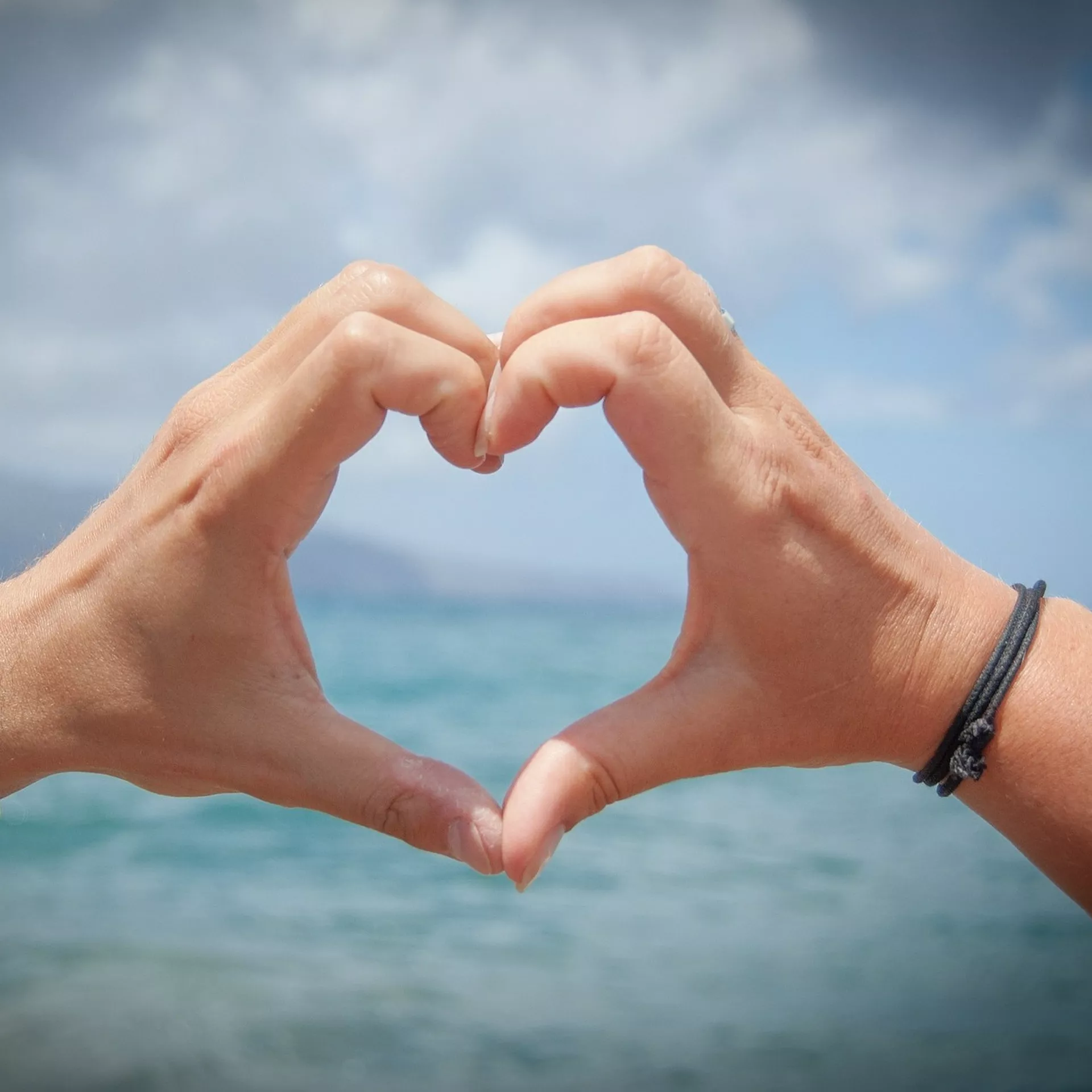 Zdjęcie przedstawia 2 ręce złożone w kształcie serca